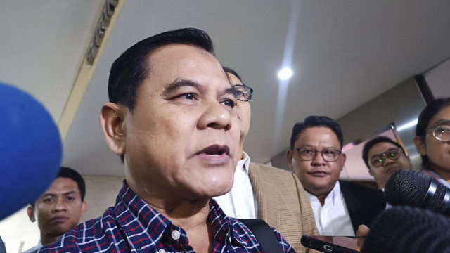 Adik ipar Jokowi, Wahyudi Andrianto usai menyerahkan ijazah SMA dan kuliah milik kakak iparnya ke Bareskrim Polri, Kamis (9/5/2025).  Foto: Thomas Bosco/kumparan