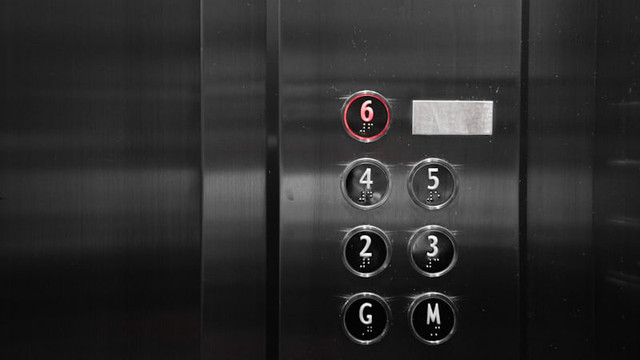 kenapa di lift tidak ada lantai 13. Foto adalah tombol lift. Sumber: Unsplash/Arisa Chattasa