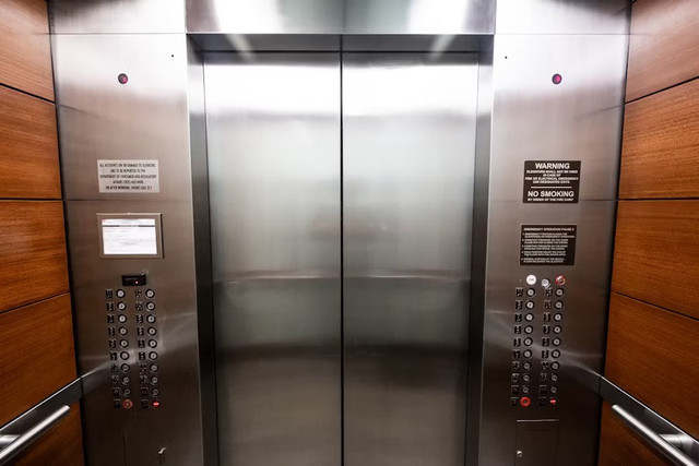 Cara turun lift dari lantai 3 ke lantai 1. Foto adalah lift. Sumber: Unsplash/Derrick Treadwell