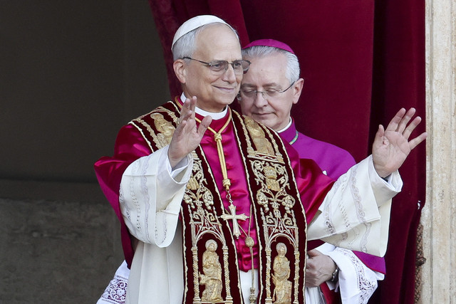 Paus Leo XIV yang baru terpilih, Kardinal Robert Prevost melambaikan tangan ke warga di balkon Basilika Santo Petrus, Vatikan, Kamis (8/5/2025). Foto: Claudia Greco/Reuters