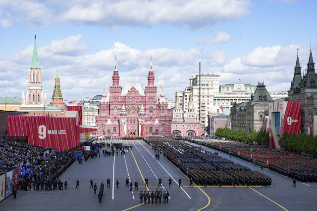 Suasana saat parade peringatan kemenangan Perang Dunia Kedua di Moskow, Rusia, Jumat (9/5/2025). Foto: Host agency RIA Novosti/Handout via REUTERS