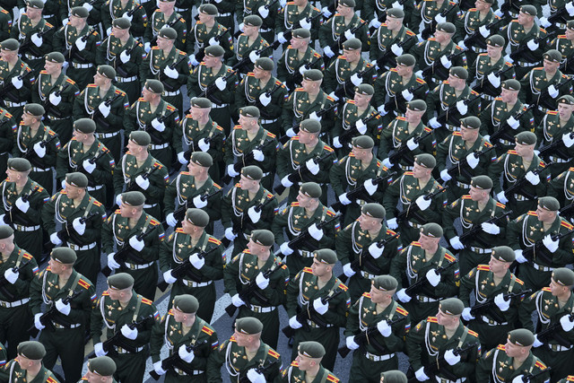 Sejumlah tentara Rusia berbaris dalam parade peringatan kemenangan Perang Dunia Kedua di Moskow, Rusia, Jumat (9/5/2025). Foto: Host agency RIA Novosti/Handout via REUTERS