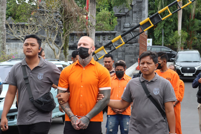 Petinju asal Inggris bernama Liam Orme (22) ditangkap polisi di Polres Gianyar. Foto: Dok. Polres Gianyar