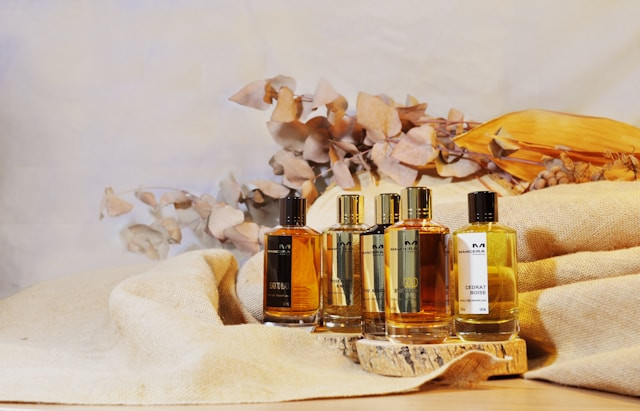 Ilustrasi untuk Rekomendasi Parfum Cowok Morris. Sumber: Unsplash/Beautinow Niche Perfume