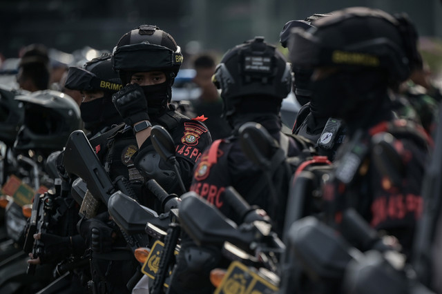 Personel Korps Brimob Polri mengikuti apel siaga anti premanisme di wilayah hukum Polda Metro Jaya di Lapangan Silang Monas, Jakarta, Jumat (9/5/2025). Foto: Fauzan/Antara Foto