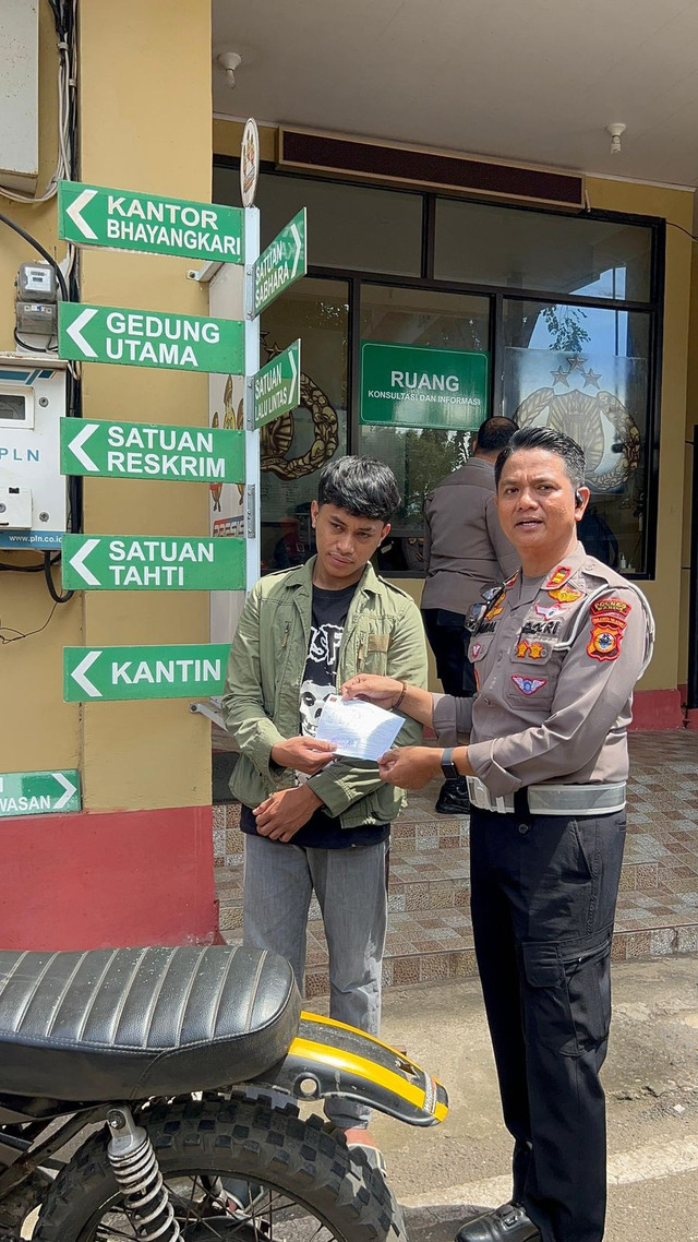 Anak purnawirawan Polri geber-geber motor saat ditahan polisi di Maros, Sulsel. Foto: Dok. kumparan