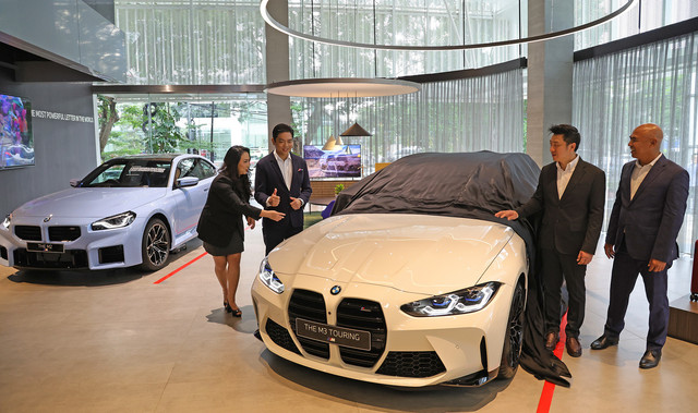 Dari kiri - kanan : Jodie O'tania - Director of Communication BMW Group Indonesi, Peter "Sunny" Medalla - President Director BMW Group Indonesia, Senfrantis Tanu - Chief Executive BMW Astra dan Teguh Widodo - Opeation Manager BMW Astra saat memperkenalkan BMW seri M3 Touring (9/5). Foto dan Naskag : Dipta Wahyu / Basra