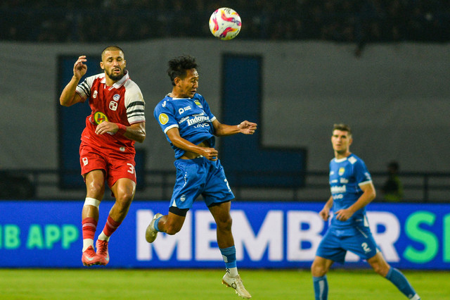 Pesepak bola Persib Bandung Beckham Putra (kanan) berebut bola udara dengan pesepak bola Barito Putera Murilo Mendes (kiri) pada pertandingan lanjutan BRI Liga 1 di Stadion Gelora Bandung Lautan Api (GBLA), Bandung, Jawa Barat, Jumat (9/5/2025). Foto: ANTARA FOTO/Raisan Al Farisi
