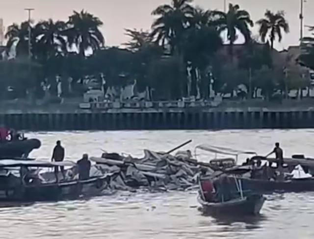 Puing-puing Kapal Jukung sesuai meledak di Sungai Musi Palembang. Foto : Istimewa