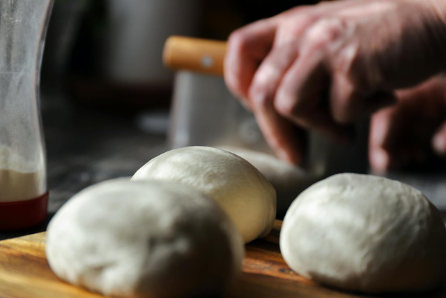 Ilustrasi Kenapa adonan donat tidak mengembang padahal ragi aktif. Foto: Pexels.com/Christina & Peter