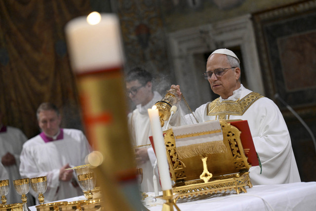 Paus Leo XIV memimpin jalannya Misa di Kapel Sistina, Vatikan, Jumat (9/5/2025). Foto: Vatican Media/Handout via REUTERS