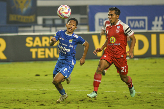 Pesepak bola Persib Bandung Beckham Putra (kiri) mengejar bola dibayangi pesepak bola Barito Putera Ilham Zusril (kanan) saat pertandingan BRI Liga 1 di Stadion Gelora Bandung Lautan Api (GBLA), Bandung, Jawa Barat, Sabtu (10/5/2025). Foto: Raisan Al Farisi/ANTARA FOTO