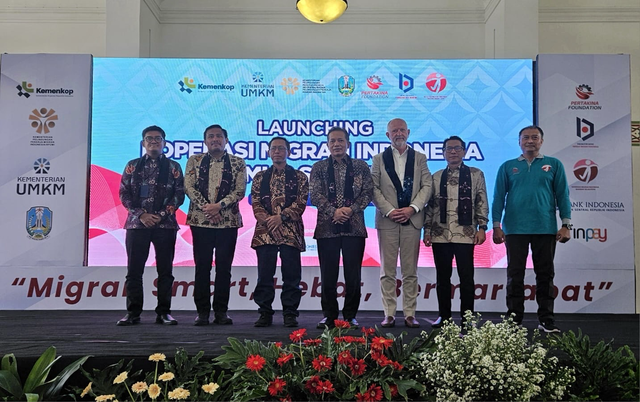 Wakil Menteri Koperasi RI Ferry Juliantono, Direktur Business & Marketing Finnet Aziz Sidqi, Komisaris Utama Finnet Difi Johansyah, Ketua Koperasi MIMS Anang Zunaedi, Direktur Kewirausahaan dan Pengembangan Usaha Produktif Kementerian Koperasi Sukarman, Kepala Dinas Koperasi Provinsi Jawa Timur Endy Alim Abdi Nusa, Deputi Kepala Bank Indonesia Jawa Timur Erwindo Kolopaking, dan Country Manager Indonesia PUM Netherland Gerard Wolbert saat penandatanganan Memorandum of Understanding (MoU) antara Finnet dengan Koperasi Migran Indonesia Makmur Sejahtera (MIMS). Foto: Dok. Telkom