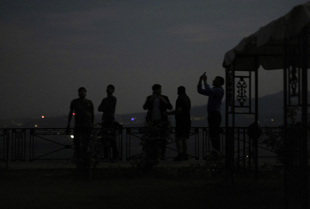 Sistem pertahanan udara India mencegat benda-benda di langit selama pemadaman listrik menyusul beberapa ledakan akibat serangan Pakistan di kota Jammu, Jumat (9/5/2025). Foto: Adnan Abidi/REUTERS