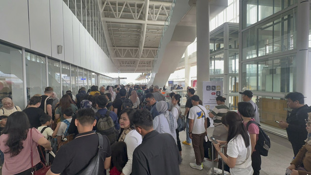 Penumpang KCIC membeli tiket Long Weekend, Jumat (9/5/2025). Foto: Dok. KCIC