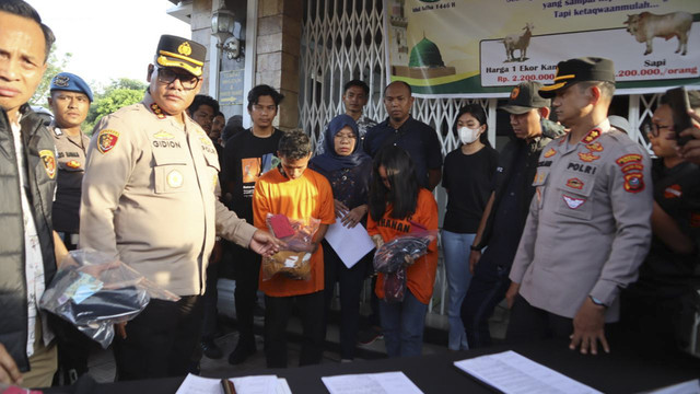 Kapolrestabes Medan Kombes Pol Gidion Arif merilis kasus jasad bayi dibuang via ojol. Foto: Dok. Polrestabes Medan