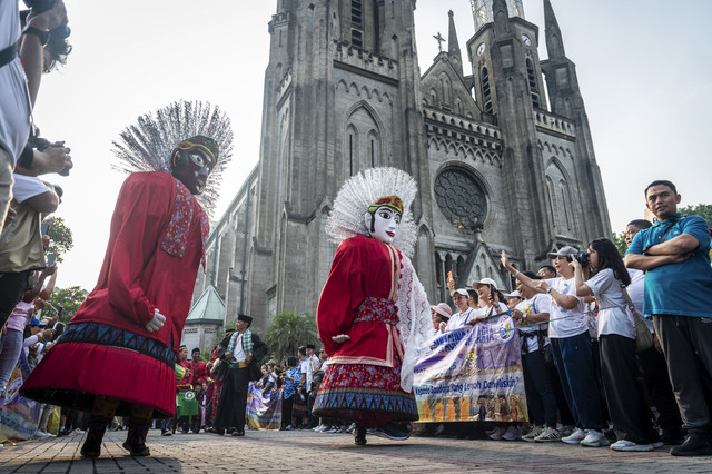 Peserta menampilkan ondel-ondel saat perayaan Syukur 218 Tahun Keuskupan Agung Jakarta 2025 di Gereja Katedral, Jakarta, Sabtu (10/5/2025). Foto: Bayu Pratama S/Antara Foto