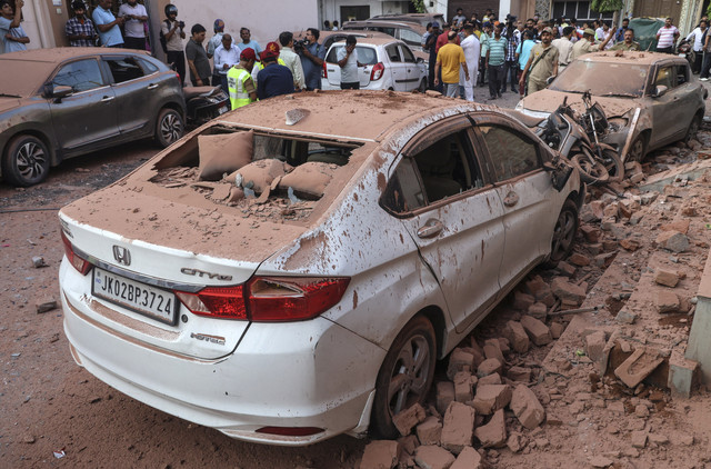 Suasana usai serangan militer Pakistan terhadap India di Jammu, India, Sabtu (10/5/2025). Foto: Rakesh Bakshi/AFP