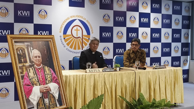 Ketua KWI Indonesia Mgr Antonius Subianto Bunjamin OSC menyampaikan sambutan saat sesi konferensi pers di kantor KWI Jakarta Pusat, Sabtu (10/5/2025). Foto: Thomas Bosco/kumparan