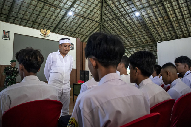 Gubernur Jawa Barat Dedi Mulyadi berbincang dengan sejumlah siswa saat meninjau program pendidikan karakter dan kedisiplinan di Dodik Bela Negara Rindam III Siliwangi, Lembang, Kabupaten Bandung Barat, Jawa Barat, Senin (5/5/2025). Foto: Abdan Syakura/ANTARA FOTO