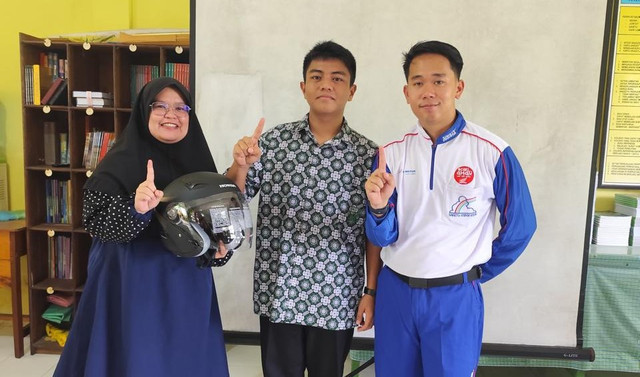 Instruktur Safety Riding Asmo Kalbar (kanan) saat memberikan edukasi kepada pelajar. Foto: Dok. Astra Motor Kalbar