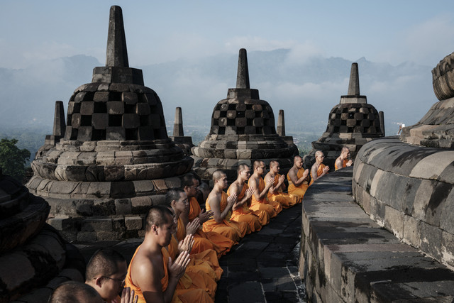 Sejumlah Biksu Buddha berdoa di antara stupa-stupa di Candi Borobudur, Magelang, Jawa Tengah, Sabtu (10/5/2025). Foto: Yasuyoshi Chiba/AFP