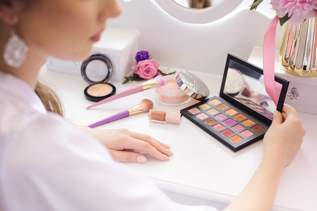 Ilustrasi merk eyeshadow yang bagus - Sumber: pixabay.com/lubovlisitsa