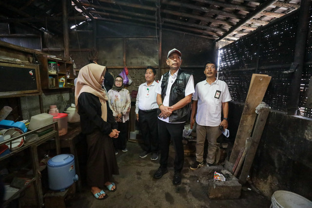 Wakil Menteri Sosial (Wamensos) Agus Jabo Priyono mengunjungi rumah calon siswa Sekolah Rakyat, Alfian (15) dan Galuh (14), di Yogyakarta, Sabtu (10/5/2025), untuk memastikan mereka benar-benar dari keluarga miskin. Foto: Dok. Kemensos