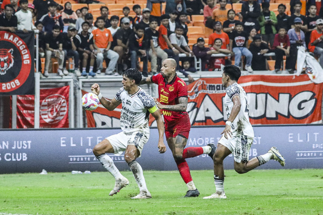Pemain Persija Gustavo Almeida berusaha melewati pemain Bali United Ellias Dolah pada pertandingan BRI Liga 1 di Stadion Jakarta Internasional Stadium, Tanjung Priuk, Jakarta Utara, Sabtu (10/5/2025). Foto: Darryl Ramadhan/kumparan