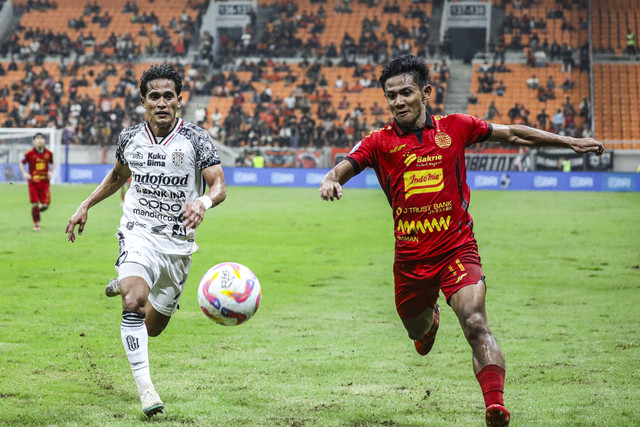 Pemain Persija Firza Andhika berusaha melewati pemain Bali United Sidik Saimima pada pertandingan BRI Liga 1  di Stadion Jakarta Internasional Stadium, Tanjung Priuk, Jakarta Utara, Sabtu (10/5/2025). Foto: Darryl Ramadhan/kumparan