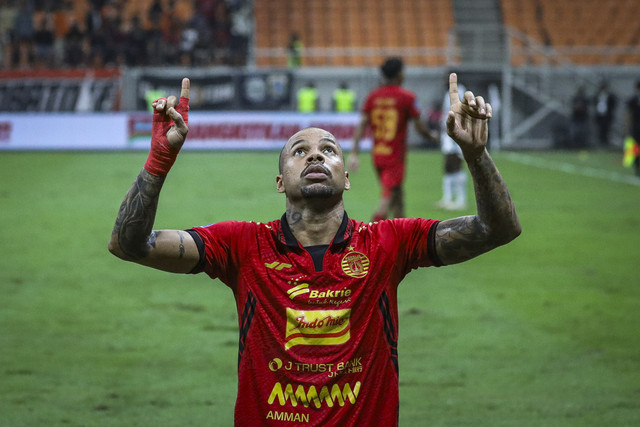 Pemain Persija Gustavo Almeida berselebrasi usai mencetak gol ke gawang Bali United pada pertandingan BRI Liga 1  di Stadion Jakarta Internasional Stadium, Tanjung Priuk, Jakarta Utara, Sabtu (10/5/2025). Foto: Darryl Ramadhan/kumparan
