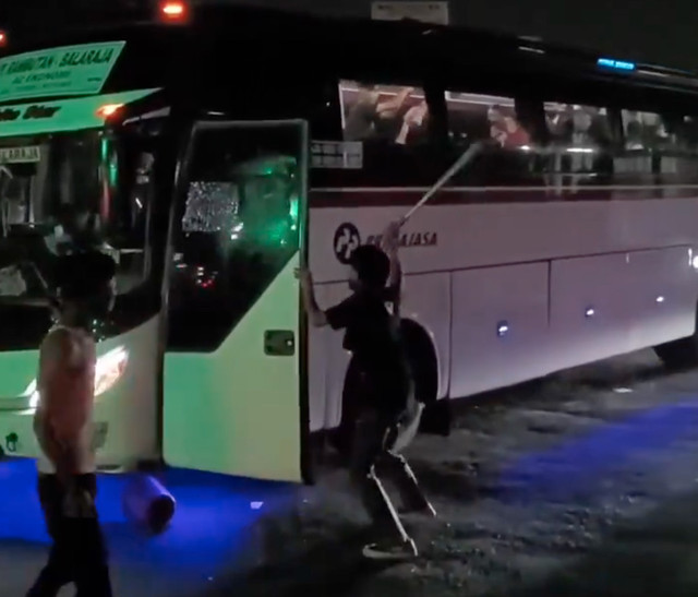 Tangkapan layar video viral saat 2 pengamen menyerang bus Primajasa di Cikupa, Tangerang. Dok: Ist.