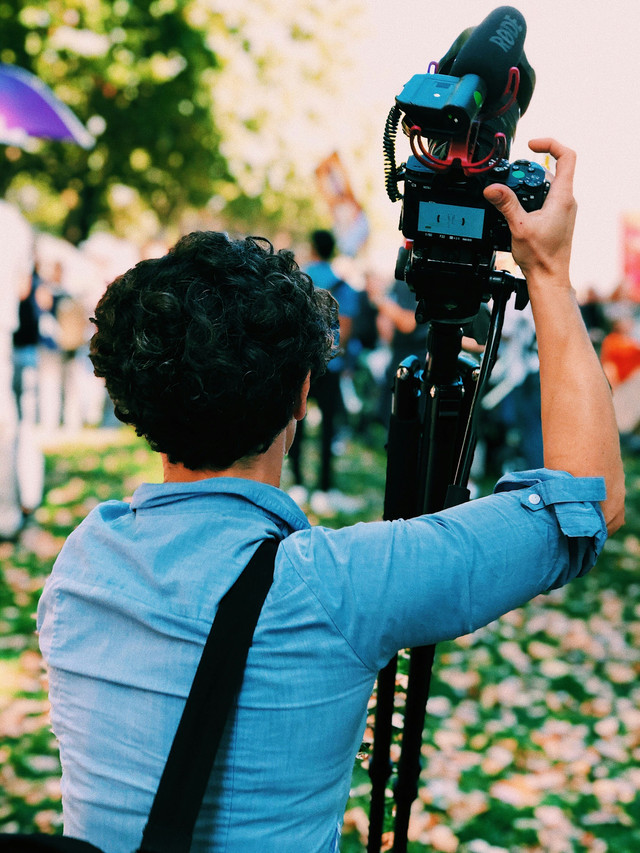Ilustrasi jurnalis yang tengah bersiap merekam momen penting, siap menyampaikan fakta. Sumber: Korie Cull/Unsplash.