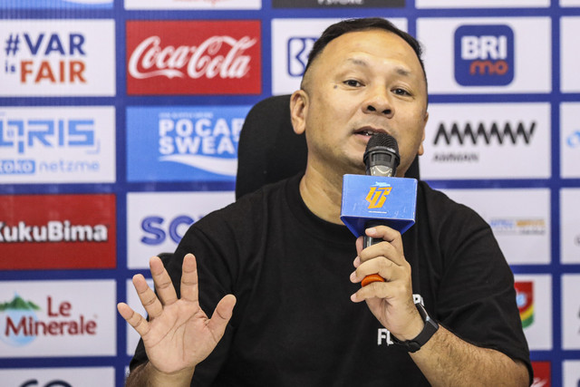 Caretaker Persija Ricky Nelson menjawab pertanyaan wartawan saat sesi konferensi pers usai pertandingan BRI Liga 1 Persija melawan Bali United di Jakarta Internasional Stadium, Tanjung Priuk, Jakarta, Sabtu (10/5/2025). Foto: Darryl Ramadhan/kumparan