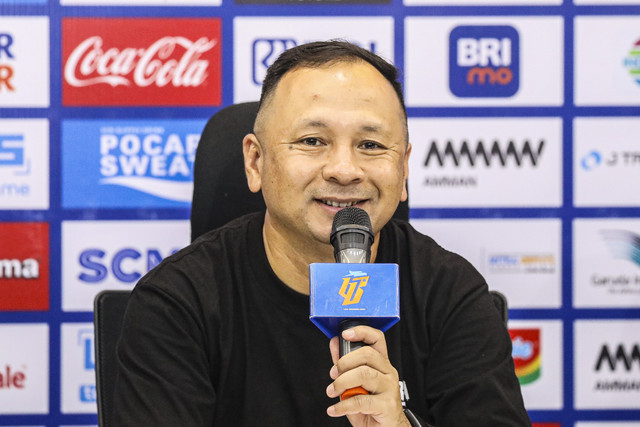 Caretaker Persija Ricky Nelson menjawab pertanyaan wartawan saat sesi konferensi pers usai pertandingan BRI Liga 1 Persija melawan Bali United di Jakarta Internasional Stadium, Tanjung Priuk, Jakarta, Sabtu (10/5/2025).  Foto: Darryl Ramadhan/kumparan