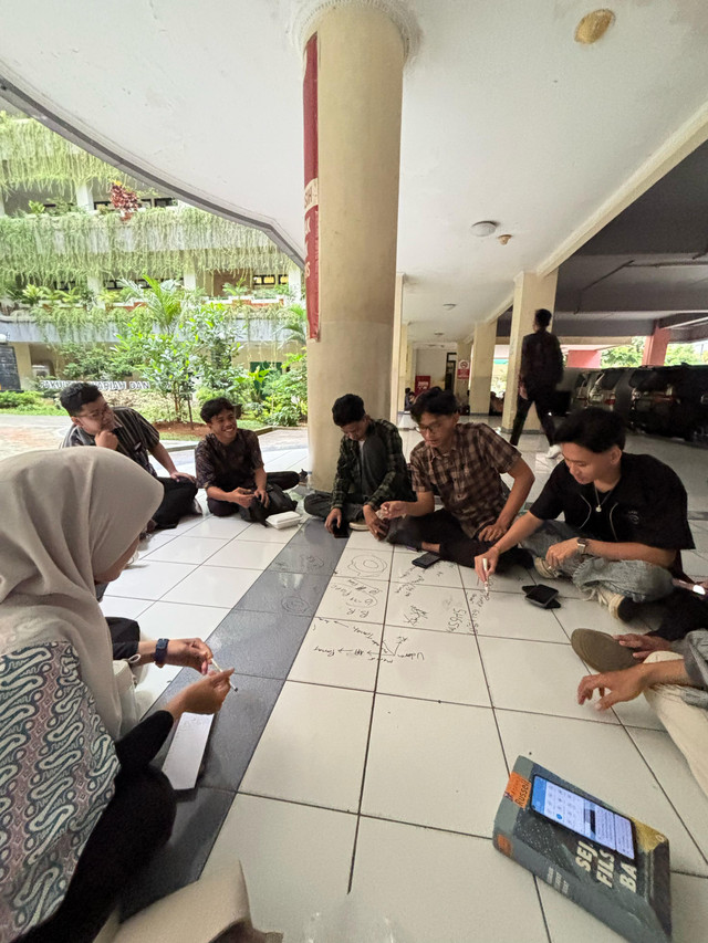 Ruang diskusi yang dibutuhkan oleh pelajar baik siswa maupun mahasiswa untuk meningkatkan pemikiran kritis. Sumber foto: Dokumentasi Pribadi