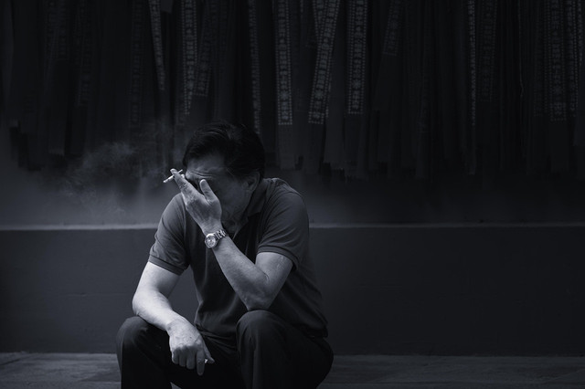 Ilustrasi stres (sumber https://pixabay.com/id/photos/sedih-pria-orang-yang-merokok-sedih-5019913/ )