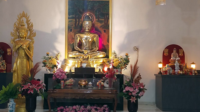 Altar di Vihara Dhammadipa Kota Manado.