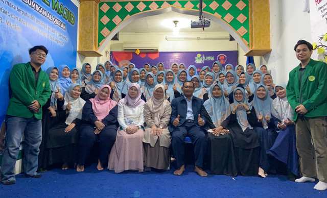 Foto Bersama Dosen Ilmu Komunikasi Universitas Muhammadiyah Jakarta, LPPM, dan Para Relawan Yayasan Peduli Tali Bangsa (Sumber: Pendamping PKM)