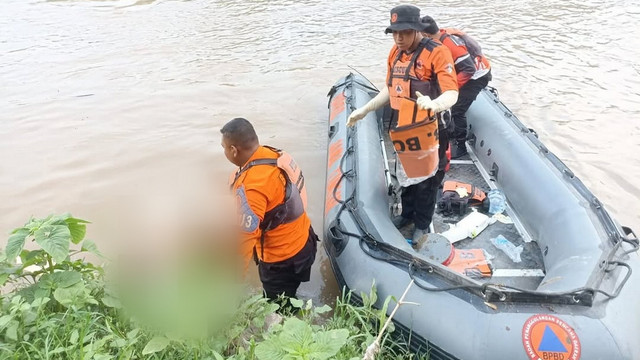 Tim SAR saat mengevakuasi mayat yang ditemukan di aliran Sungai Bengawan Solo turut Desa Payaman, Kecamatan Ngraho, Kabupaten Bojonegoro, Jawa Timur. Minggu (11/05/2025). (Aset: Istimewa)