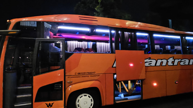 Kondisi bus Persik Kediri imbas diserang oknum suporter usai laga lawan Arema di Stadion Kanjuruhan dalam lanjutan Liga 1 2024/25, Minggu (11/5/2025). Foto: Dok. Istimewa