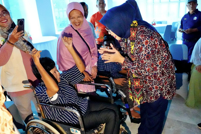 Penasihat I Dharma Wanita Persatuan (DWP), Fatma Saifullah Yusuf salurkan bantuan di Samarinda. Foto: Kemensos RI