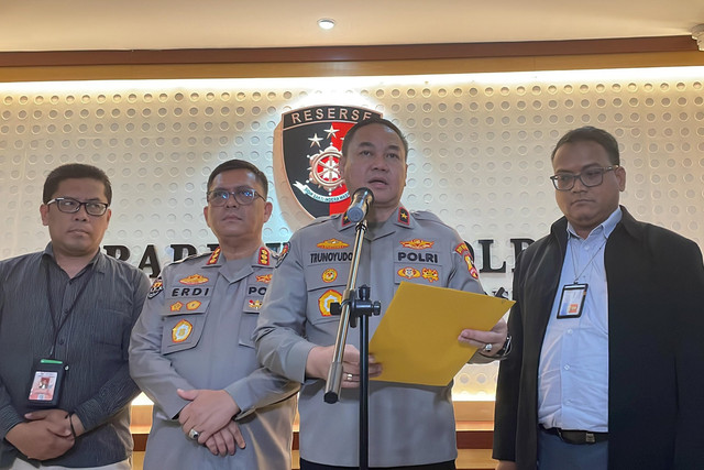 Karopenmas Divisi Humas Polri, Brigjen Pol Trunoyudo Wisnu Andiko (tengah) memberikan keterangan pers penangguhan penahanan mahasiswi ITB pengunggah meme Prabowo-Jokowi di Gedung Bareskrim Polri, Jakarta, Minggu (11/5/2025). Foto: Fadhil Pramudya/kumparan
