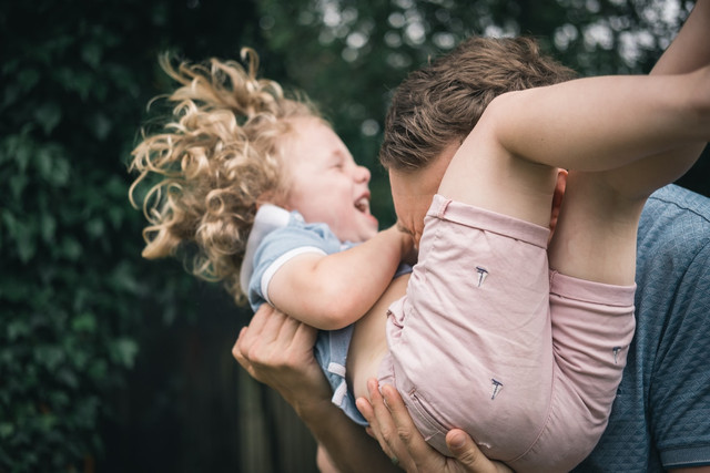 ilustrasi ayah yang membersamai anak - Photo by Dan Burton on Unsplash