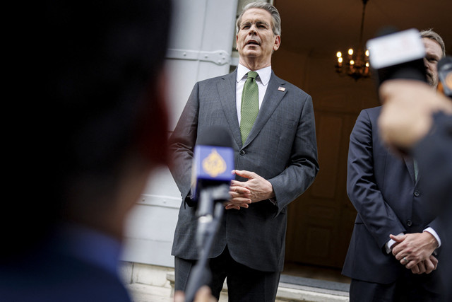 Menteri Keuangan AS Scott Bessent bersama Perwakilan Dagang AS Jamieson Greer menjawab pertanyaan wartawan usai pembicaraan antara pejabat senior AS dan China mengenai tarif di Kedubes AS untuk Swiss, Jenewa, Minggu (11/5/2025). Foto: VALENTIN FLAURAUD/AFP