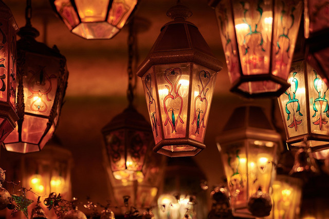 Sumber: https://pixabay.com/id/photos/lentera-festival-lampu-menghias-6894507/