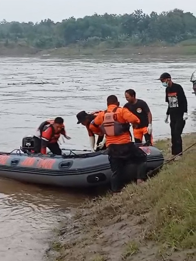 Tim SAR saat mengevakuasi mayat yang ditemukan di aliran Sungai Bengawan Solo turut Desa Payaman, Kecamatan Ngraho, Kabupaten Bojonegoro, Jawa Timur. Minggu (11/05/2025). (Aset: Istimewa)