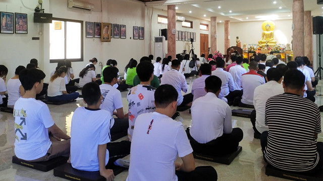 Ibadah Puja Bakti dalam perayaan Hari Raya Waisak ke-2569 Buddhist Era (BE) tahun 2025, di Vihara Dhammadipa Manado, Senin (12/5).