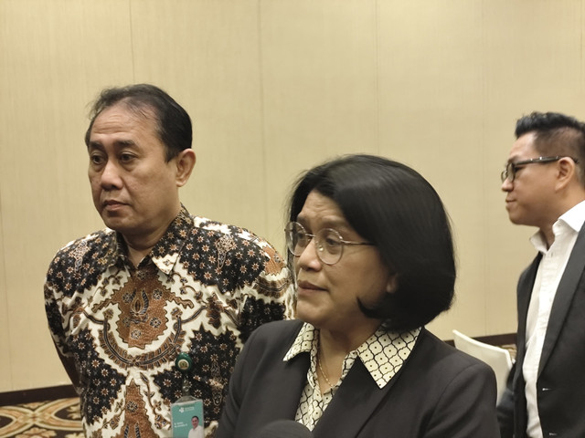 Dirjen Farmasi dan Alat Kesehatan (Farmalkes) Lucia Rizka Andalucia menjawab pertanyaan wartawan di Jakarta, Senin (12/5/2025). Foto: Alya Zahra/kumparan 