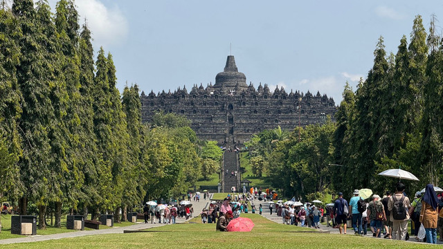 Wisatawan di Candi Borobudur jelang Waisak 2025. Foto: Arif UT/Pandangan Jogja